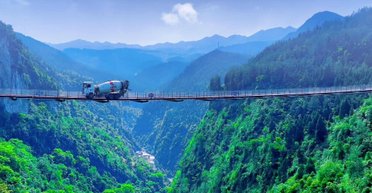 Тимчасовий захід: підвісний міст над прірвою лякає людей з усього світу (відео)