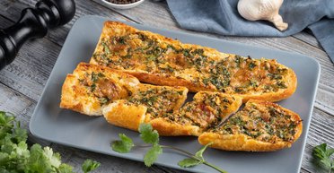 Перекус нашвидкуруч: рецепт хрусткого й ароматного багета з часником