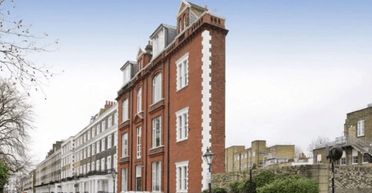 Важко вмістити ліжко: дуже вузький зовні будинок, здається більш просторим усередині (фото)