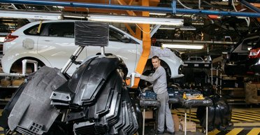 "Из 23 заводов не останется ни одного". Что будет с рынком авто в РФ без автомобилей и запчастей