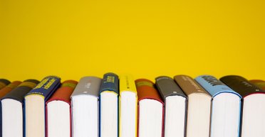 Десять книг для Зеленского. Что полезно прочитать президенту Украины