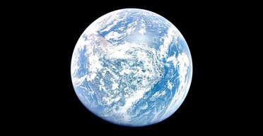 Блакитна куля: місячний посадковий модуль зробив дивовижний знімок Землі з орбіти (фото)