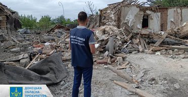 ВС РФ сбросили две авиабомбы на Селидово: на месте удара нашли тело подростка (фото)