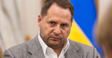 Отпустили из участка ночью: полиция "пообщалась" с военным, который бросил яйцо в Ермака, — СМИ