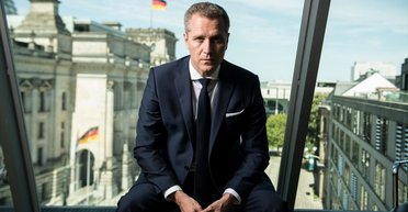 Розпочато розслідування: депутата Бундестагу підозрюють в отриманні хабаря від платформи Медведчука