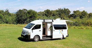 Массовый минивэн Toyota превратили в уютный автодом для двоих (видео)