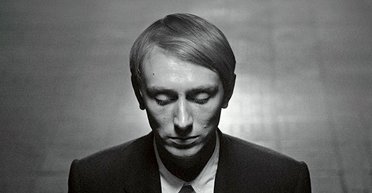 Матрица по-украински. В фильме "Дом "Слово" Хвылевой-Нео стреляет в агента НКВД, похожего на Путина