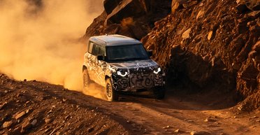 Land Rover показал экстремального соперника "Гелендвагена" с мощным мотором BMW (фото)