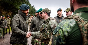 Король Нидерландов Виллем-Александр посетил учения украинских бойцов (фото)