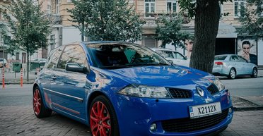 Их выпустили всего 450: в Киеве заметили очень редкий спорткар Renault 2000-х (фото)