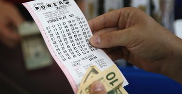 Втратила $2,5 млн: жінка випадково пожертвувала виграшний лотерейний квиток