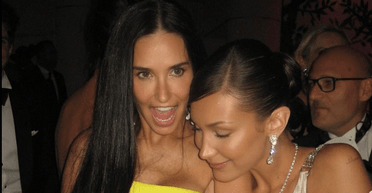 61-річна Демі Мур вразила яскравою сукнею в Каннах (фото, відео)