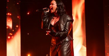 Демі Ловато у шкіряному корсеті виступила на церемонії Billboard Women In Music Awards (фото)