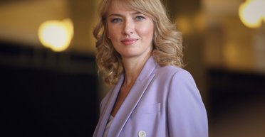 Голова партії "Слуга народу" Олена Шуляк розповіла, кому подарувала 4,8 млн гривень (фото)