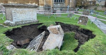 Под гробницей XVIII века скрывался древний склеп: события в Сомерсете вызвали беспокойство властей