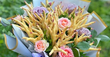 Побажання клієнта — закон: у Дніпрі замовили на подарунок букет з курячих лапок (фото)