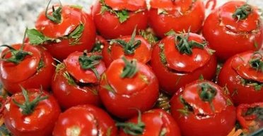 Малосольні помідори по-вірменськи : рецепт смачної закуски з часником