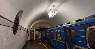 В метро Киева дефицит сотрудников из-за мобилизации: интервал движения поездов увеличится