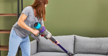 Коли не справляється навіть Dyson: простий лайфхак спрощує прибирання з пилососом