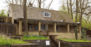 Приховує таємницю: всередині будинку 1950-х років можуть перебувати 600 осіб (фото)