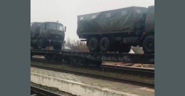 Оккупантов "загрузили" в поезд: "Атеш" обнаружил технику РФ на железной дороге в Крыму (видео)