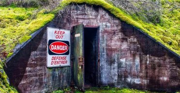 Чоловік, який готується до "Війни світів", показав свій бункер із запасами (відео)