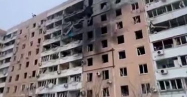 У Запоріжжі КАБ влучив у багатоповерхівку: атака триває (відео)