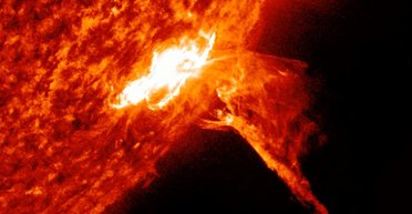 Потужний вибух на Сонці призвів до відключення радіозв'язку на частині Землі (відео)