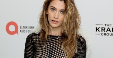 Донька Майкла Джексона в готичній сукні зʼявилася в Каннах (фото)