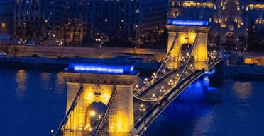 "Цвета угрожающей страны": у Орбана набросились на мэрию Будапешта из-за сине-желтой иллюминации моста