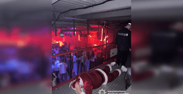 У Києві працівник клубу у формі поліції "затримав" Санту-Клауса: йому загрожує штраф (фото)