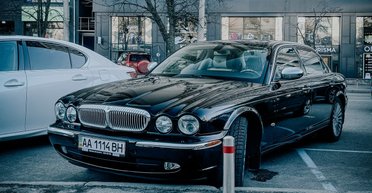 Их выпустили всего 853: в Киеве засветилось роскошное британское авто 2000-х (фото)