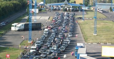Трудности перехода. Почему на границе с Россией огромные пробки