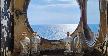 Безплатне проживання: доглядачі маяка запускають "спеціальні" послання в пляшках