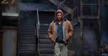 Рецензия на фильм "Бегущий человек" 2025 Стивена Кинга: яркая панк-эстетика и высокая динамика