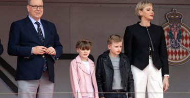 Уся в Louis Vuitton: княгиня Монако Шарлін вийшла на публіку з родиною (фото)