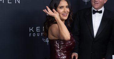 Сальма Хаєк у сукні Gucci з розрізом від стегна зʼявилася на заході (фото)