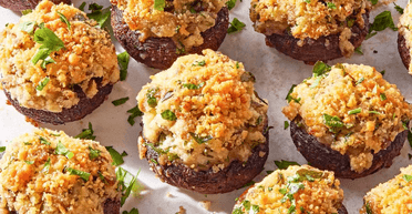 Святкові закуски: фаршировані печериці з пармезаном