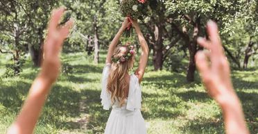 "Хочу побачити її чоловіка": троє незаміжніх жінок побилися на весілля через букет нареченої