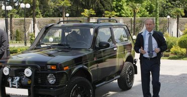 С Mercedes на "Москвич": Путин потребовал от чиновников в РФ пересесть на российские авто