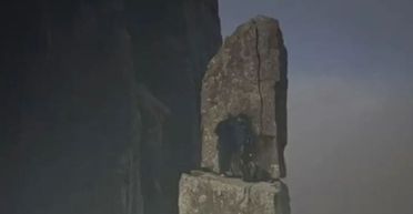 На вершині 65-метрової скелі знайшли двох наляканих чоловіків: що з ними сталося (фото)