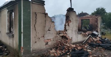 Згоріли документи і гроші: ЗМІ показали будинок на Волині після падіння боєприпаса з літака (фото)