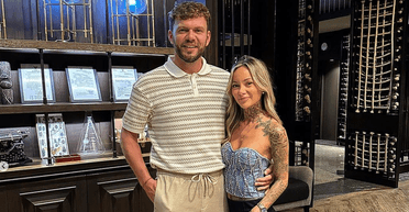 Довела своє кохання: дівчина зробила величезне татуювання з ім'ям хлопця на лобі (відео)