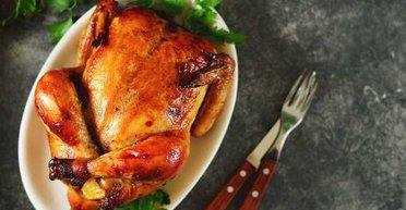 Королева новорічного столу: 3 рецепти курки в духовці