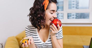 Полезно, но не на ночь: 4 причины, почему нельзя есть фрукты вечером