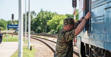 Українці в'їхали до Польщі на вантажному поїзді, перебравши з алкоголем: як їх покарали