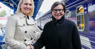 Будет следить за расходами: представительница правительства США Прицкер прибыла в Киев