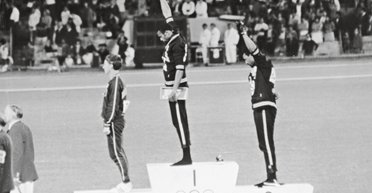 Символ равенства. История кроссовок: от политического протеста до моды на коллекции кумиров