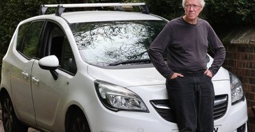 Залишився ні з чим: чоловік перетворив старе авто на будинок і офіс після розлучення (фото)