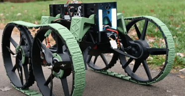 Из танка в дрон: изобретатель создал робота, который может летать, как БПЛА и ездить по земле